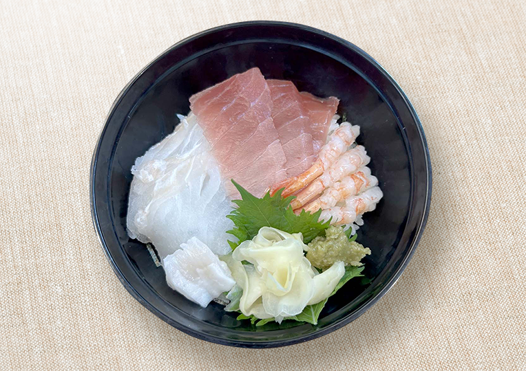 海鮮丼（ヒラメ・甘エビ・マグロ）